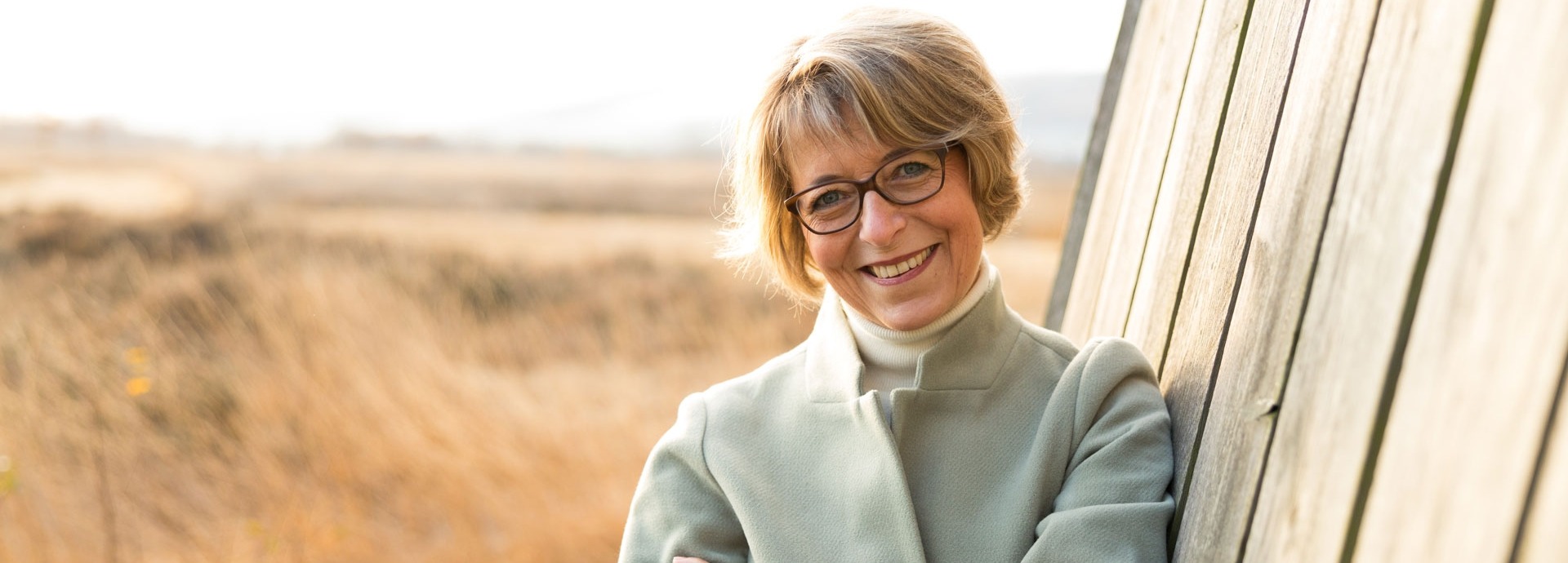 Gelukkige oudere vrouw in de natuur